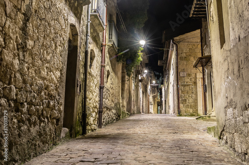 Una delle strade medievali del borgo di Petralia Soprana nelle Madonie in Sicilia