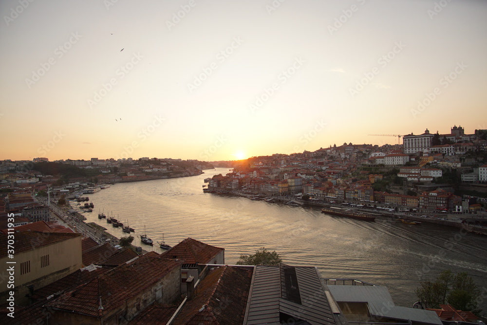 Fototapeta premium Portugal, beautiful historic cityscape of Porto with beautiful sunset