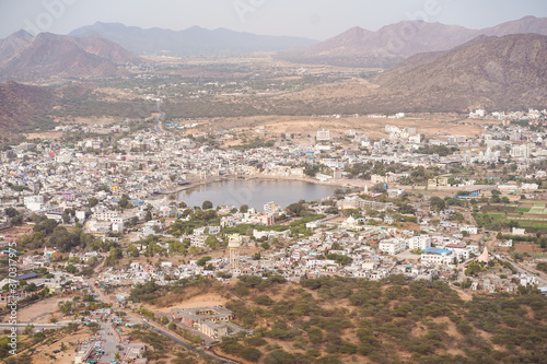 Obraz na płótnie Aerial landscape view of Pushkar town and sacred lake w salonie