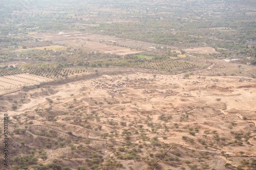 Obraz na płótnie Aerial landscape view of settlement in desert near Pushkar town w salonie