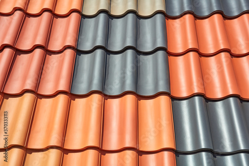 Ein Dach ist mit verschieden farbigen Dachpfannen gedeckt.