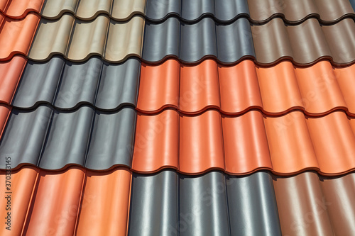 Ein Dach ist mit verschieden farbigen Dachpfannen gedeckt.