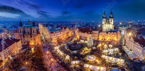 Panorama der Altstadt von Prag, Tschechische Republik, am Abend mit Weihnachtsmarkt unt bunten Lichtern zur Adventszeit im Winter photo