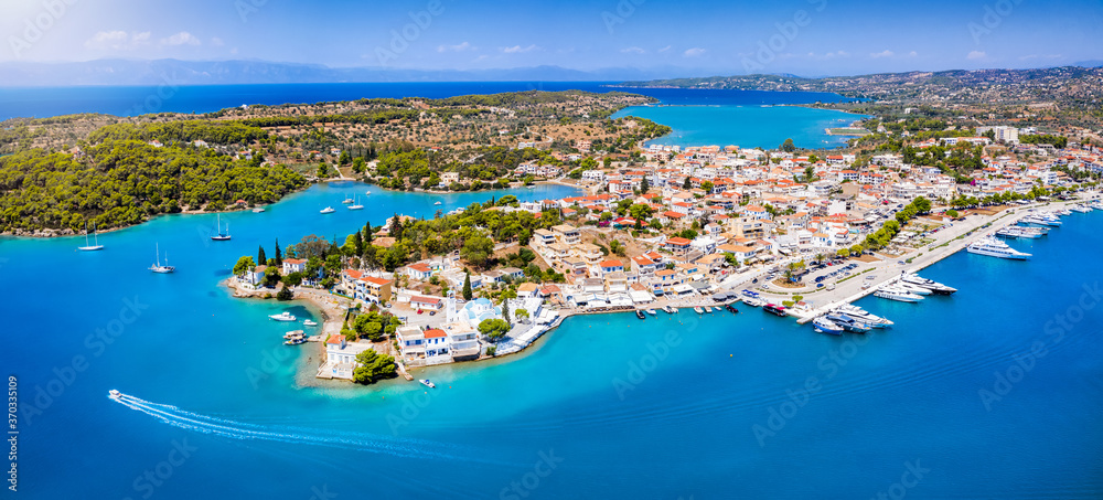 Panorama des Kosmopoliten Ortes Porto Heli, Urlaubsziel der Reichen und Schönen auf der Halbinsel Peloponnes, Griechenland, im Sommer