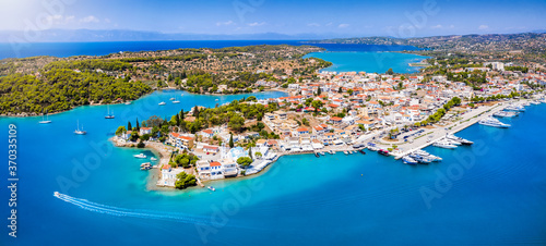 Panorama des Kosmopoliten Ortes Porto Heli, Urlaubsziel der Reichen und Schönen auf der Halbinsel Peloponnes, Griechenland, im Sommer