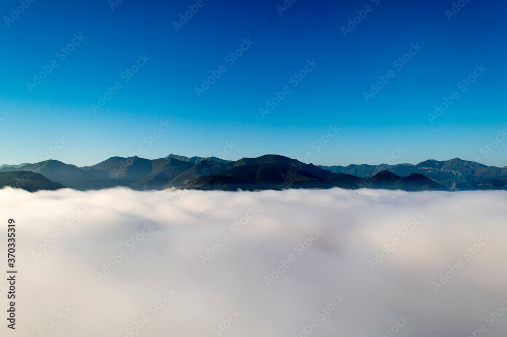 Mar de Nubes, montañas al fondo, vistas desde un globo aerostático.