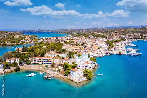 Luftaufnahme des kleinen Ortes Porto Cheli auf der Halbinsel Peloponnes, Griechenland, Luxus Sommer Domizil der Reichen und Schönen