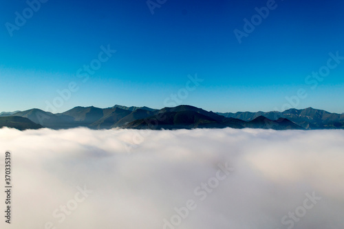 Mar de Nubes  monta  as al fondo  vistas desde un globo aerost  tico.