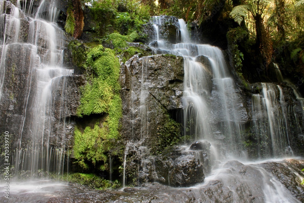 Naklejka premium Milky Waterfall