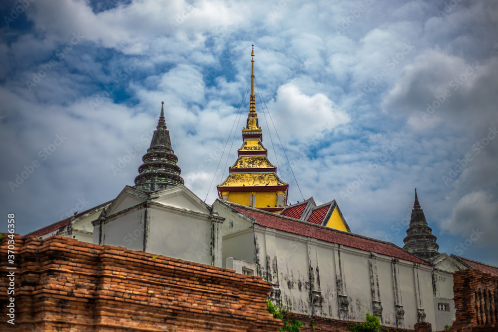 Fototapeta premium Background of old Buddha statues at Nakorn Luang castle Ayutthaya of Thailand, has beautiful sculptures and is worth preserving for future generations to study its history.