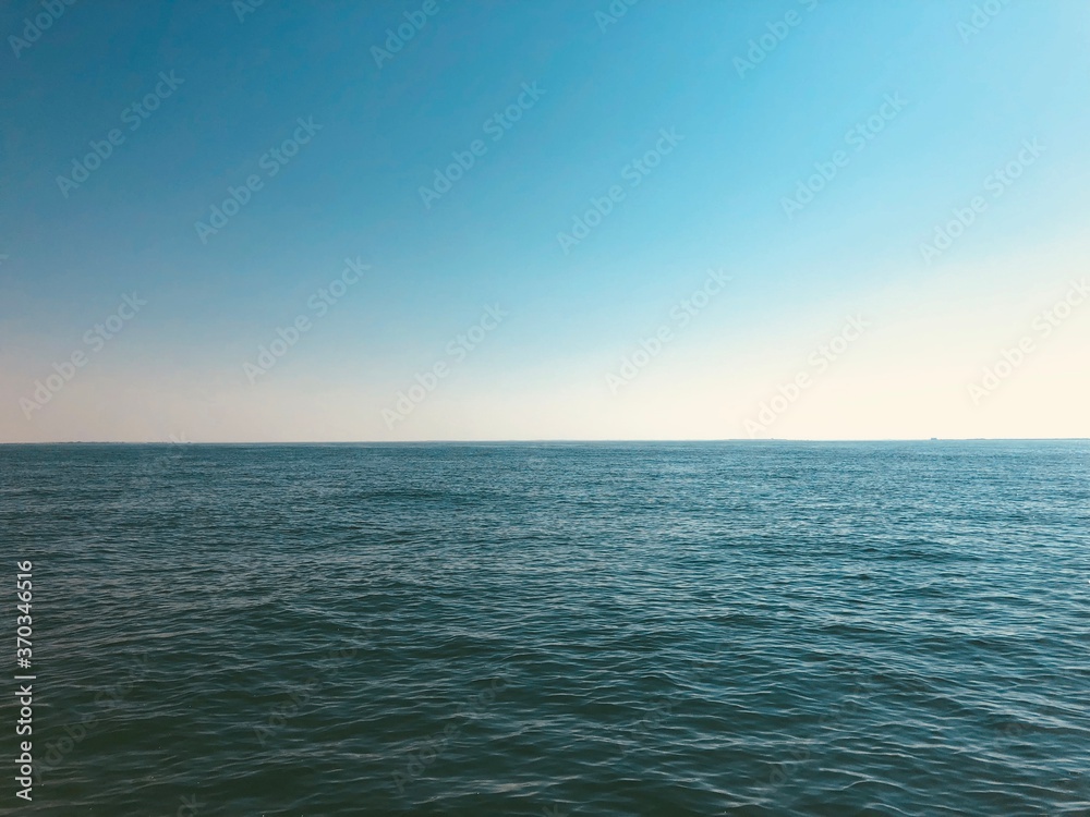 Obraz premium blue sky and sea