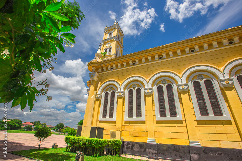 Obraz premium Background of one of the beautiful religious tourist attractions in Ayutthaya province of Thailand (St. Joseph's Church, Ayutthaya) near the Chao Phraya River