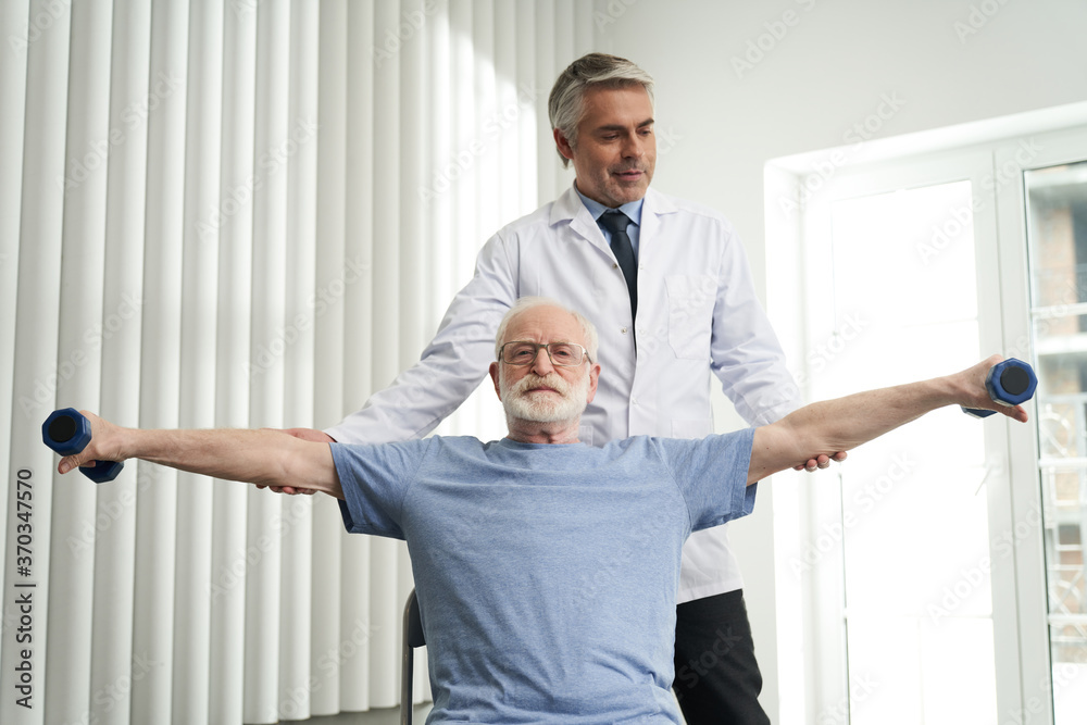 Exercising with dumbbells helps rehabilitate the back Exercising with dumbbells helps rehabilitate the back