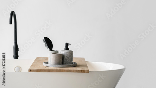 Fotografia Modern bathroom interior with bathtub and water tap
