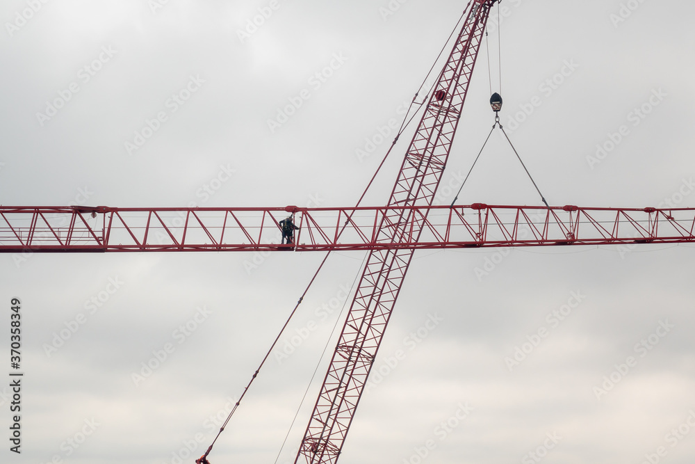 mutige Arbeiter montieren Kran in großer Höhe in Berlin