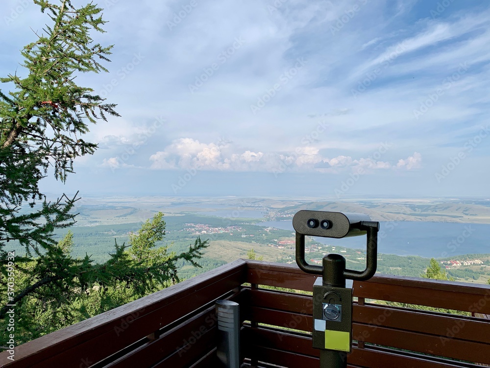 Obraz premium Telescope for observing the beautiful panoramic view of the mountains and lakes