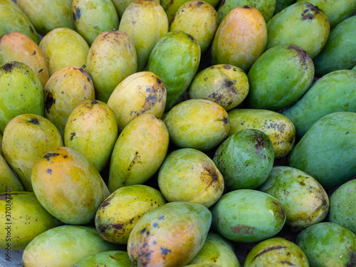 Wallpaper Mural Organic thai green and yellow  mangoes sell in the market. Torontodigital.ca