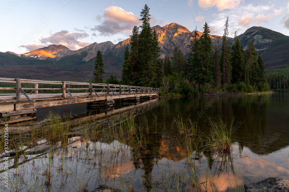 Fototapeta premium View of Pyramid Lake in Jasper National Park at sunrise.