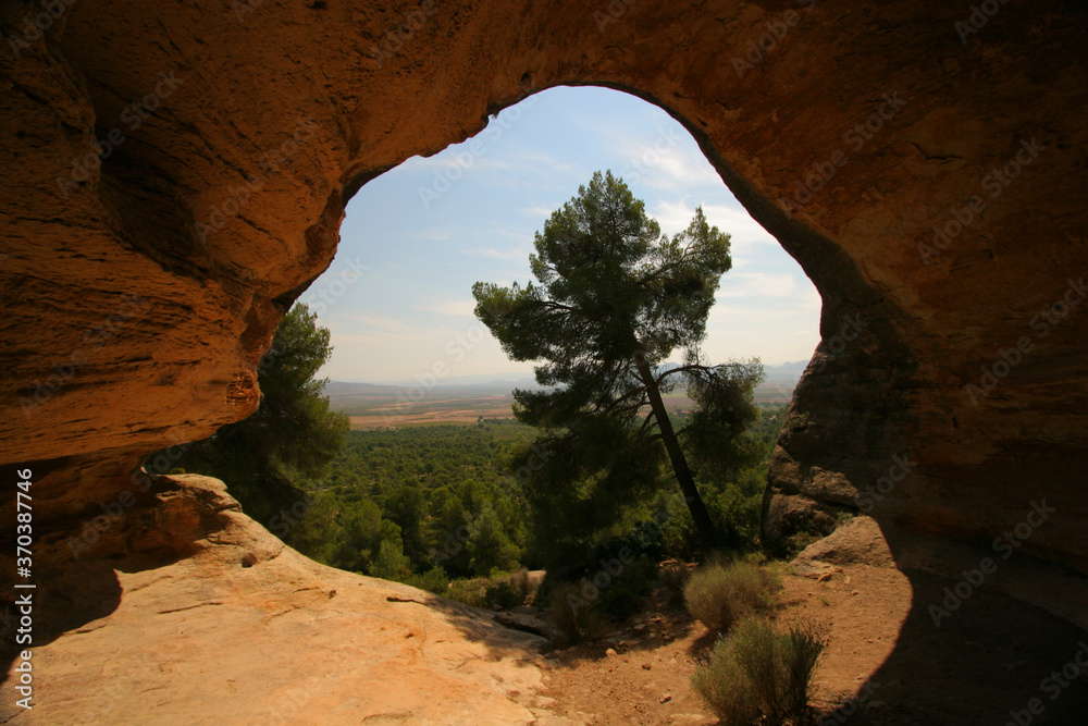 Entrada principal de la Cueva de la Horadada, en el Monumento Natural 