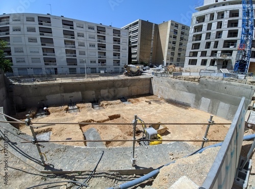 Construction de batiement à aix en provence, dans une grande ville avec nouvelle architacture photo