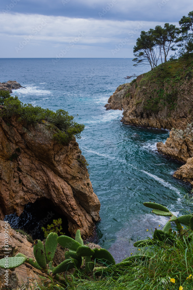 Sea entering the cliffs