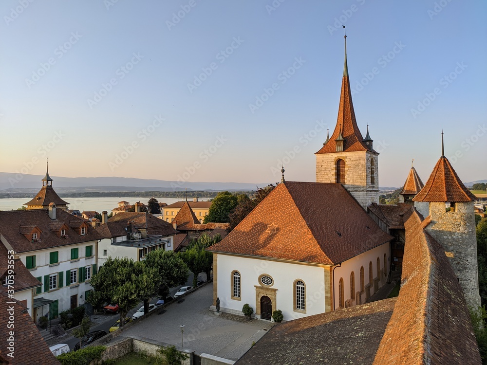 Morat murten et son lac village médiéval de la suisse, architecture authentique entouré de remparts, magnifique couché de soleil église et maison traditionnel en bois