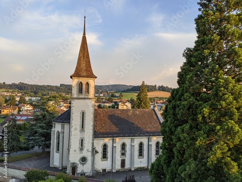 Morat murten et son lac village médiéval de la suisse, architecture authentique entouré de remparts, magnifique couché de soleil église et maison traditionnel en bois