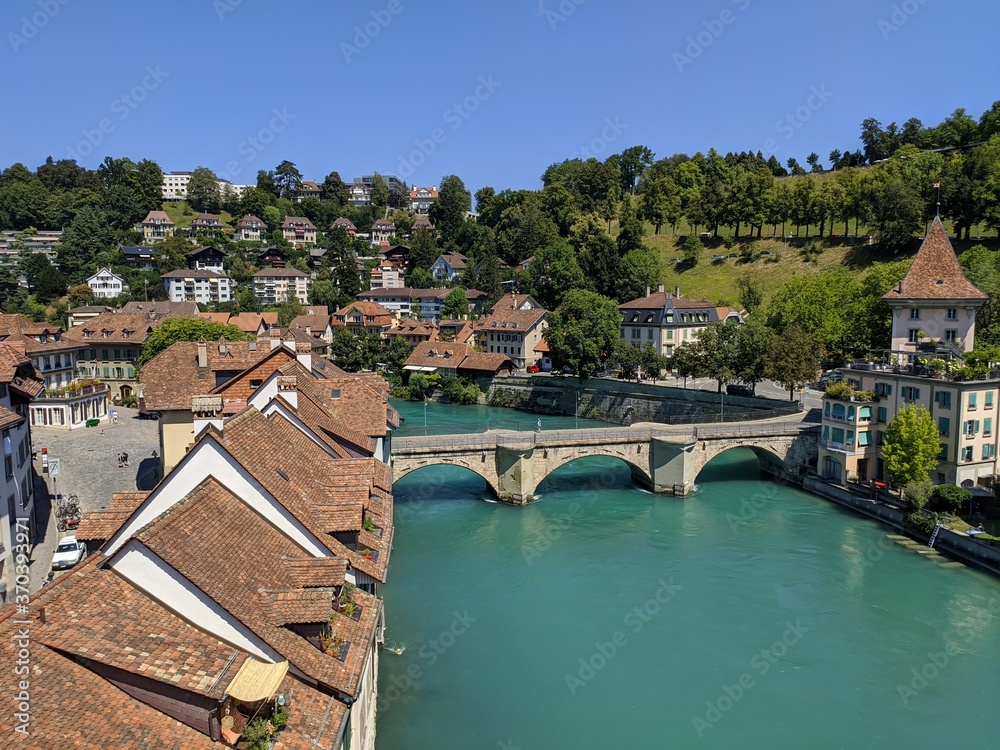 Berne en suisse Pont de Kirchenfeld avec le Aar le fleuve authentique , architecture pont bâtiment ancien de lorraine, capitale non union européenne avec les francs