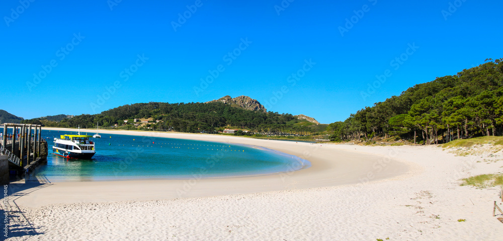 Strolling along the protected beaches of the Cies islands (Galicia-Spain)