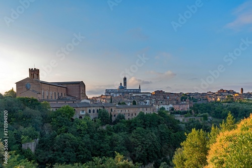 Panoramablick auf die Altstadt von Siena in der Toskana, Italien 
