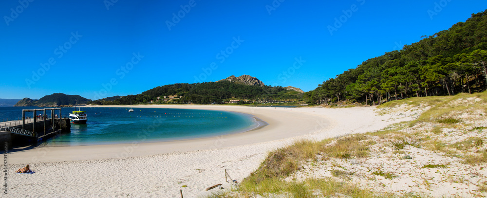 Strolling along the protected beaches of the Cies islands (Galicia-Spain)