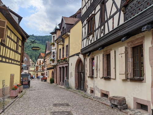 Colmars route des vins d'Alsace, plus beau village de france avec maison en bois poutre et charpente architacture traditionnel vieille ferme à colombage