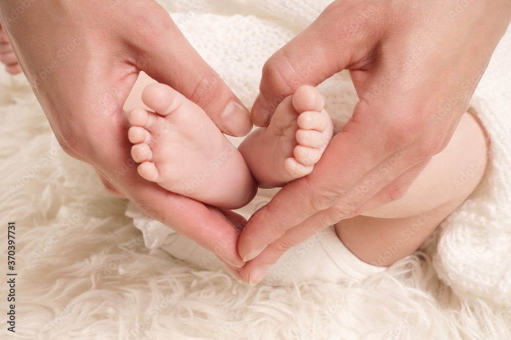 Hände halten Babyfüße