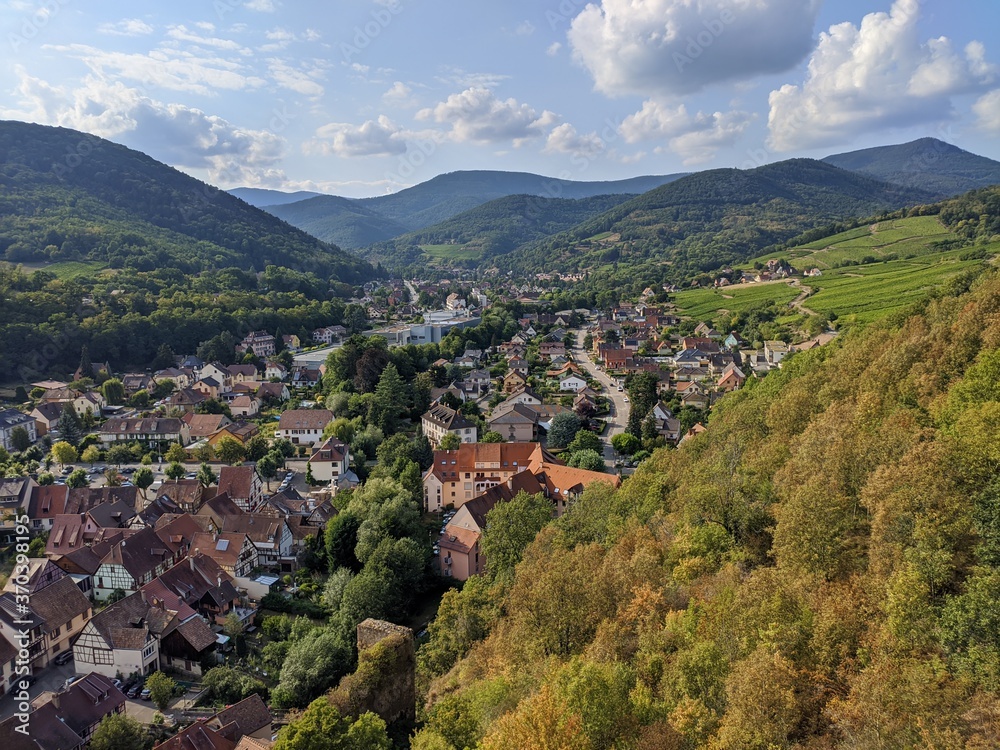 Obraz premium Kaysersberg Riquewihr Ribeauvillé Ribeauvillé Mittelbergheim route des vins d'Alsace, plus beau village de france avec maison en bois poutre et charpente architacture traditionnel vieille ville