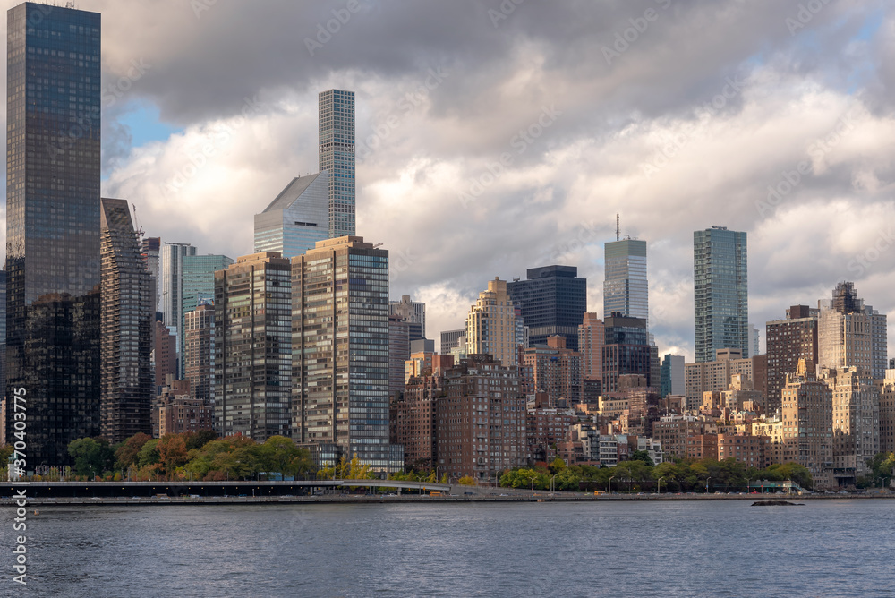 Fototapeta premium Dramatic Clouds Over Midtown Manhattan Skyline, New York City