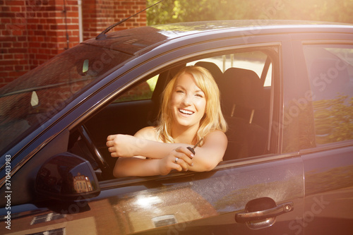 glückliche Frau im Auto