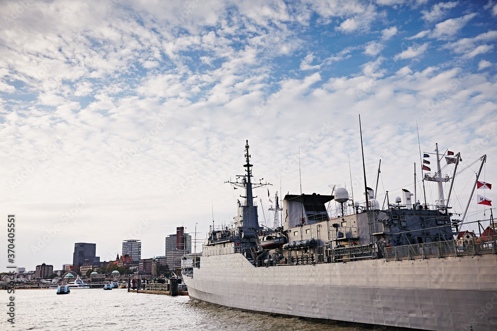 Fototapeta premium Ship in the harbor
