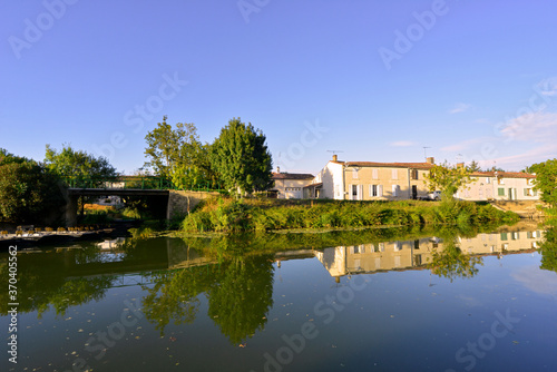 Barques et reflets des maisons sur la Sèvre Niortaise à Damvix (85420), Vendée en Pays de la Loire, France