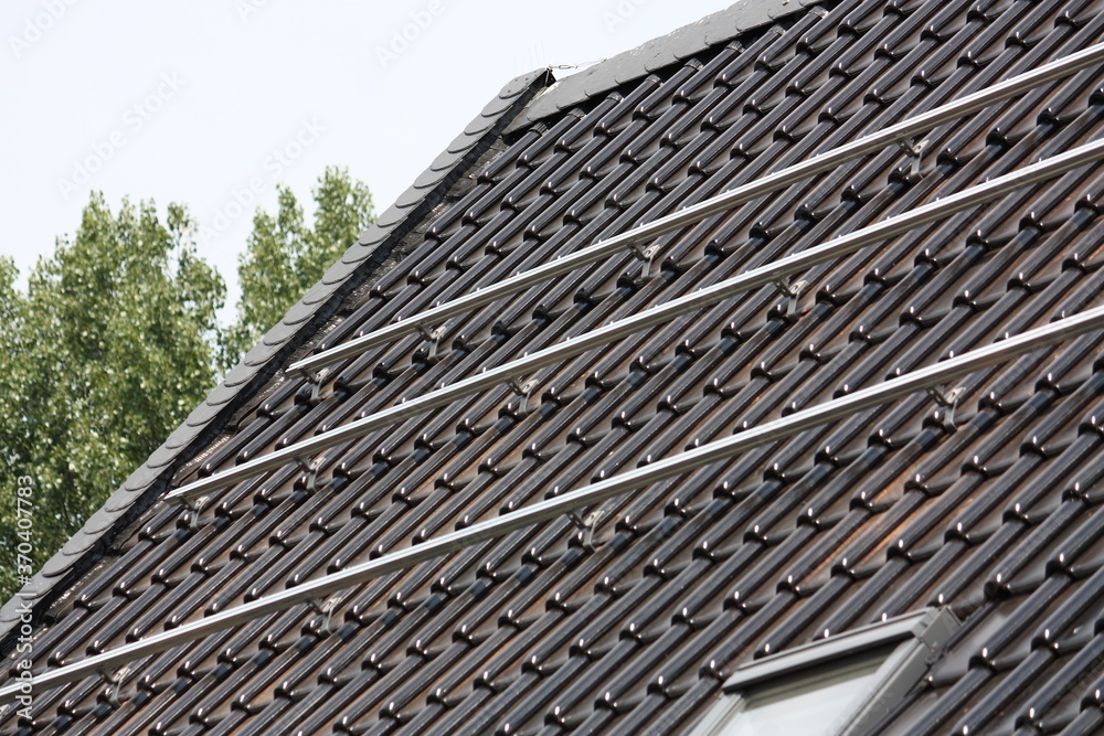 Unterkonstruktion auf dem Hausdach für eine Photovoltaikanlage in Lippetal Büninghausen an der Buschstraße Unterkonstruktion auf dem Hausdach für eine Photovoltaikanlage in Lippetal Büninghausen an der Buschstraße