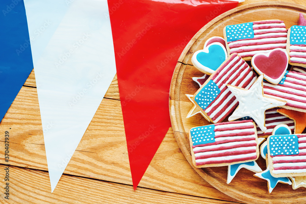 Fototapeta premium home baking cookies icing like american flag. patriotic background for US national holidays 