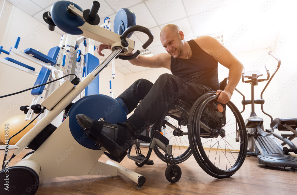 Obraz premium Disabled man training in the gym. Rehabilitation center