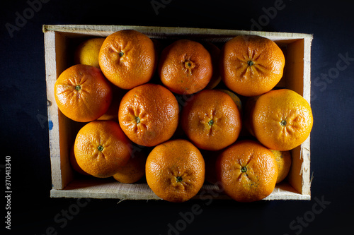 Cajon de Mandarinas en fondo negro
