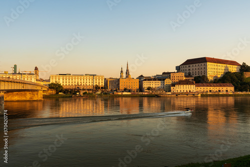 Linz mit Donau bei Sonnenuntergang © lexpixelart