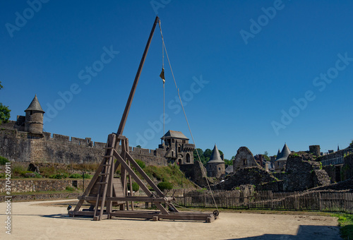 Cour du château de Fourgères