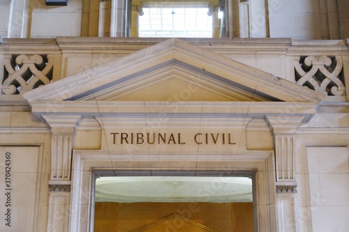 Картината върху платно Fronton de la porte d'entrée du tribunal civil du Palais de Justice de Paris (Fr