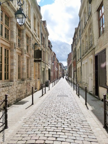 Fototapeta Naklejka Na Ścianę i Meble -  Vue en perspective sur la rue Doudin à Lille, vieille ruelle pavée du Vieux-Lille (France)