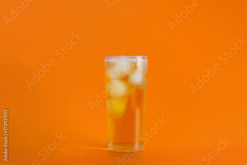 vaso con líquido e hielo