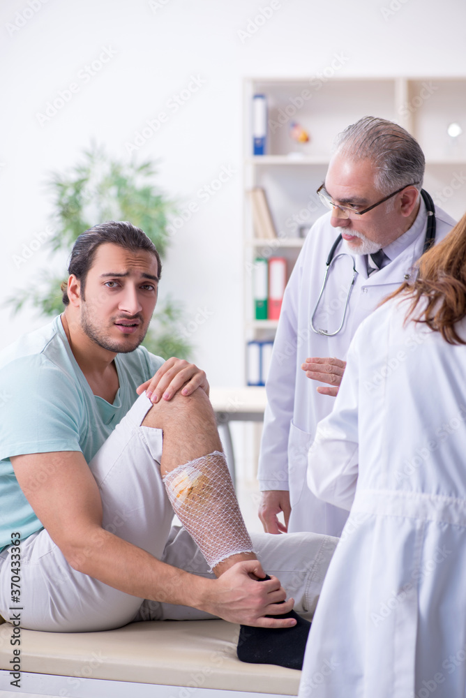 Fototapeta premium Young leg injured man in the hospital