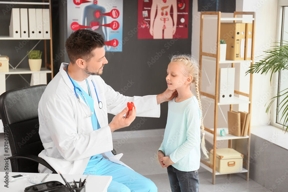 Obraz premium Little girl visiting endocrinologist in clinic