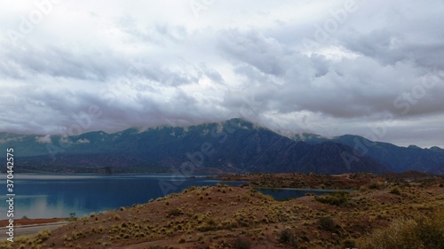 Entre laguna, montañas y nubes 1